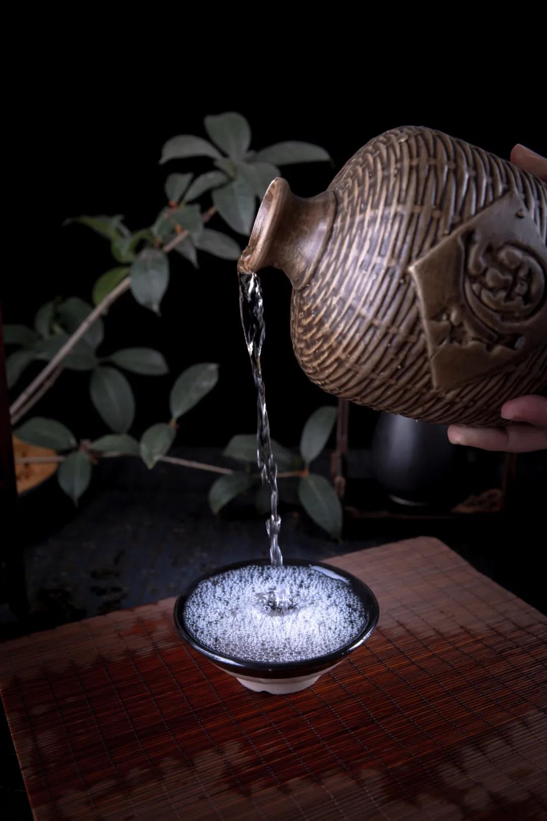 細品醬香白酒，鑒別優(yōu)質(zhì)好酒，一定要仔細看
