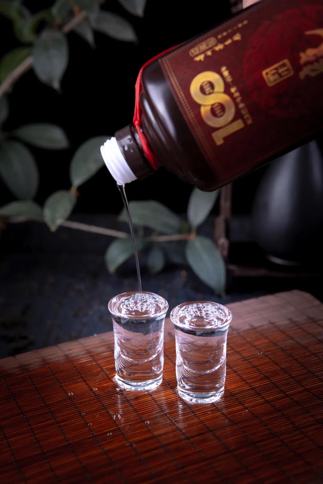 一杯優(yōu)質(zhì)醬香酒的6個(gè)標(biāo)準(zhǔn)