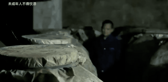 中秋送禮，怎能缺了酒?。? _width="210px" crossorigin="anonymous" data-="" data-croporisrc="/uploads/allimg/210915/1456041144-0.jpg" src="/uploads/allimg/210915/1-210915145919232.jpg" style="margin: 0px; padding: 0px; outline: 0px; max-width: 100%; display: block; width: 493px; box-sizing: border-box !important; overflow-wrap: break-word !important; visibility: visible !important; height: 674px;" /></section>
									</section>
								</section>
							</section>
						</section>
					</section>
					<section style="margin: 0px; padding: 0px; outline: 0px; max-width: 100%; box-sizing: border-box !important; overflow-wrap: break-word !important;">
						<p style="margin: 0px; padding: 0px; outline: 0px; max-width: 100%; box-sizing: border-box !important; overflow-wrap: break-word !important; clear: both; min-height: 1em; text-align: left;">
							<span style="font-size:16px;"><span style="margin: 0px; padding: 0px; outline: 0px; max-width: 100%; color: rgb(153, 102, 0); letter-spacing: 1.5px; box-sizing: border-box !important; overflow-wrap: break-word !important;">選材用心嚴(yán)謹(jǐn)，才讓匠大人酒茅香濃郁醬味足，回甘悠長，多喝兩杯不上頭~</span><br style="margin: 0px; padding: 0px; outline: 0px; max-width: 100%; box-sizing: border-box !important; overflow-wrap: break-word !important;" />
							<br style="margin: 0px; padding: 0px; outline: 0px; max-width: 100%; box-sizing: border-box !important; overflow-wrap: break-word !important;" />
							<br style="margin: 0px; padding: 0px; outline: 0px; max-width: 100%; box-sizing: border-box !important; overflow-wrap: break-word !important;" />
							<span style="margin: 0px; padding: 0px; outline: 0px; max-width: 100%; color: rgb(153, 102, 0); letter-spacing: 1.5px; text-decoration-line: underline; box-sizing: border-box !important; overflow-wrap: break-word !important;"><strong style="margin: 0px; padding: 0px; outline: 0px; max-width: 100%; text-align: center; box-sizing: border-box !important; overflow-wrap: break-word !important;">傳承古法釀造工藝</strong></span></span><br style="margin: 0px; padding: 0px; outline: 0px; max-width: 100%; box-sizing: border-box !important; overflow-wrap: break-word !important;" />
							<br style="margin: 0px; padding: 0px; outline: 0px; max-width: 100%; box-sizing: border-box !important; overflow-wrap: break-word !important;" />
							<span style="margin: 0px; padding: 0px; outline: 0px; max-width: 100%; color: rgb(153, 102, 0); font-size: 14px; letter-spacing: 1.5px; box-sizing: border-box !important; overflow-wrap: break-word !important;"><span style="font-size:16px;">在<span style="margin: 0px; padding: 0px; outline: 0px; max-width: 100%; box-sizing: border-box !important; overflow-wrap: break-word !important;">每年5月，天氣炎熱的端午開始制曲。</span><br style="margin: 0px; padding: 0px; outline: 0px; max-width: 100%; box-sizing: border-box !important; overflow-wrap: break-word !important;" />
							<br style="margin: 0px; padding: 0px; outline: 0px; max-width: 100%; box-sizing: border-box !important; overflow-wrap: break-word !important;" />
							9</span><span style="margin: 0px; padding: 0px; outline: 0px; max-width: 100%; box-sizing: border-box !important; overflow-wrap: break-word !important;"><span style="font-size:16px;">月重陽節(jié)，赤水河河水澄清，且當(dāng)?shù)氐募t纓子高粱成</span><br style="margin: 0px; padding: 0px; outline: 0px; max-width: 100%; box-sizing: border-box !important; overflow-wrap: break-word !important;" />
							<br style="margin: 0px; padding: 0px; outline: 0px; max-width: 100%; box-sizing: border-box !important; overflow-wrap: break-word !important;" />
							<img alt=