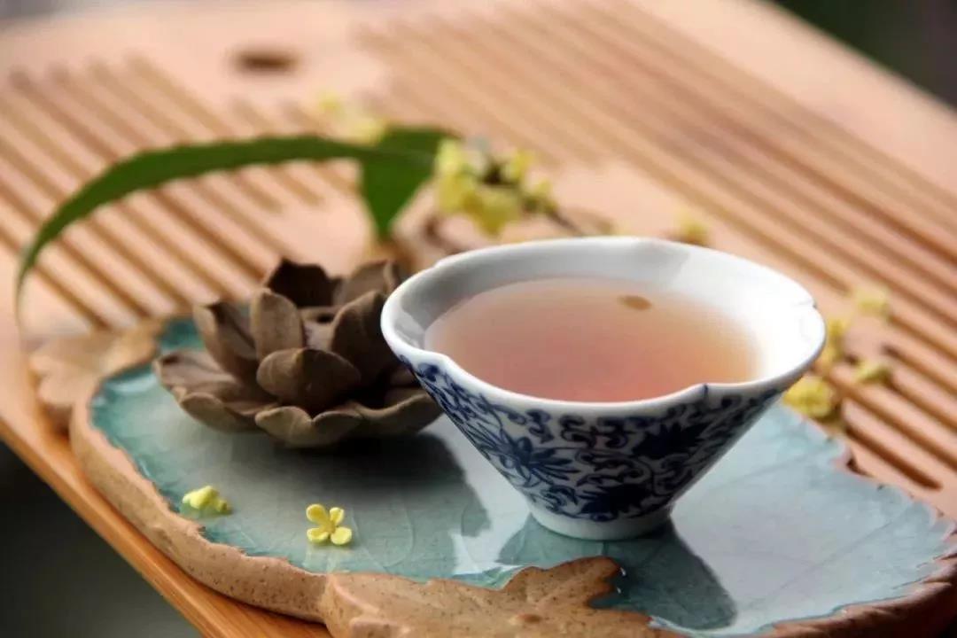 酒局從中過，醉意不沾身。