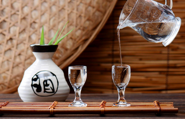 喝醬酒用小杯，杯雖小文化大！