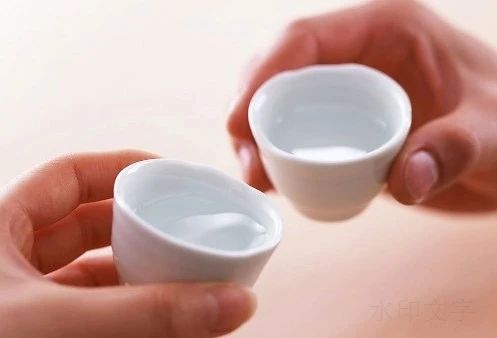 喝醬酒用小杯，杯雖小文化大！