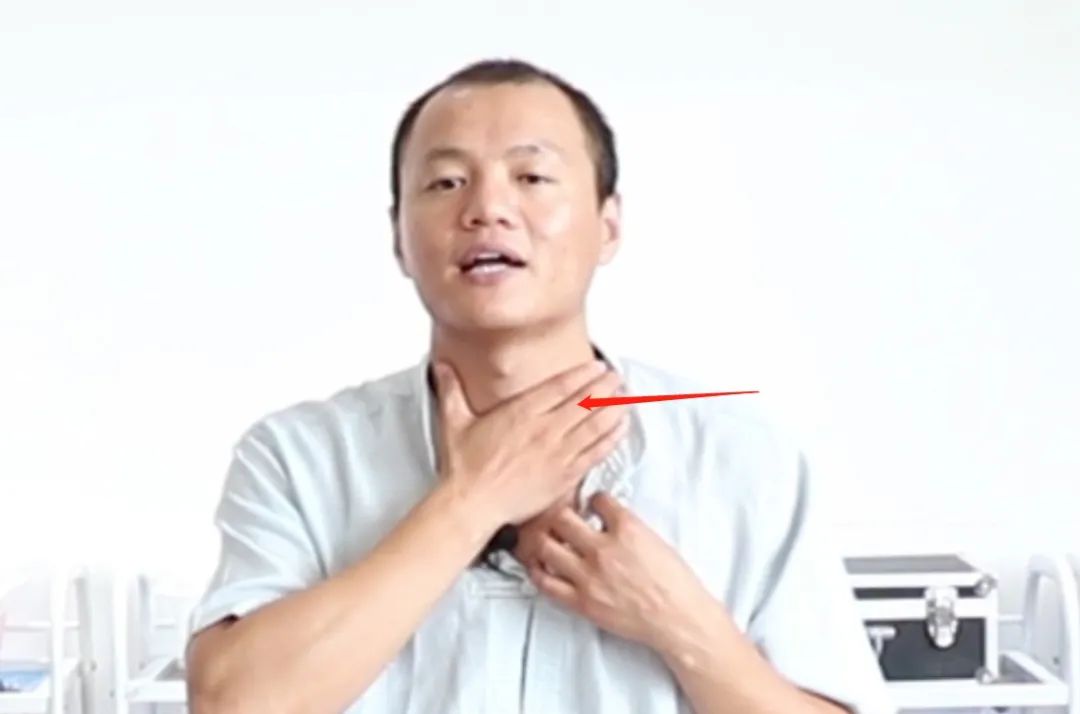 喝白酒時，懂酒的人都會在旁邊放一瓶礦泉水，