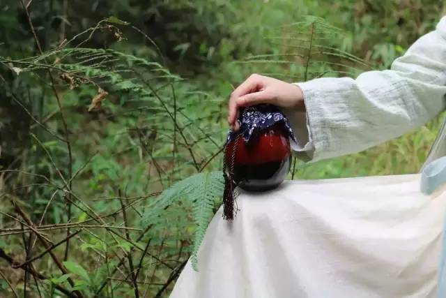 花半開(kāi)，酒微醺