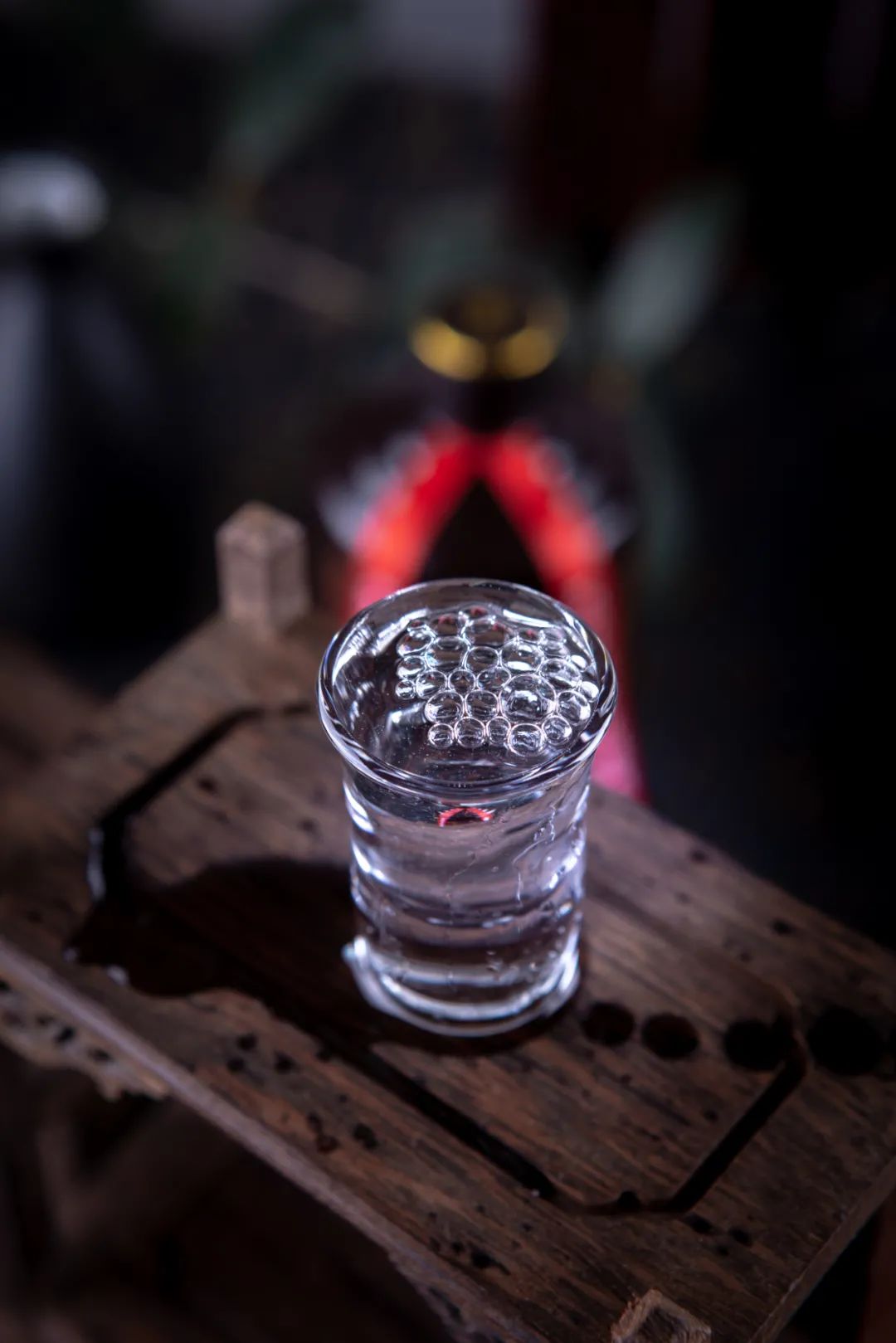 倒酒有學(xué)問，敬酒有規(guī)矩，拒酒有門道