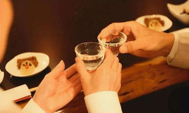 倒酒有學(xué)問，敬酒有規(guī)矩，拒酒有門道
