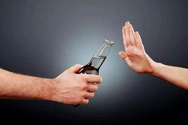 倒酒有學(xué)問，敬酒有規(guī)矩，拒酒有門道