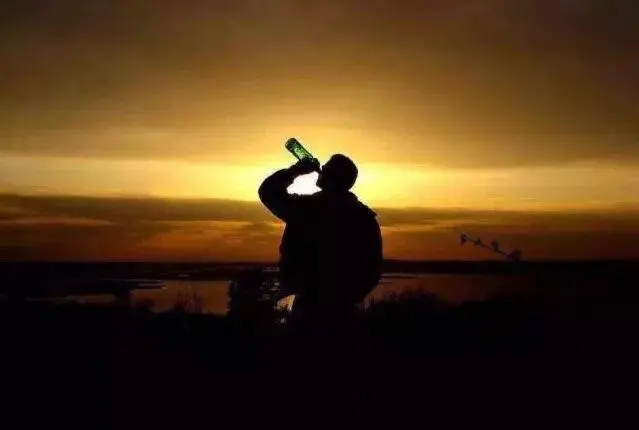 男人的酒杯里，裝的到底是什么？