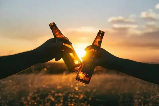 男人的酒杯里，裝的到底是什么？