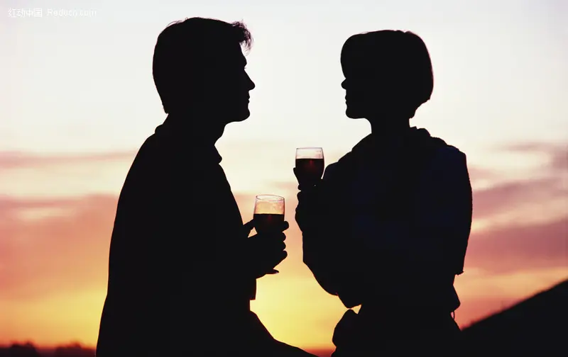 男人的酒杯里，裝的到底是什么？