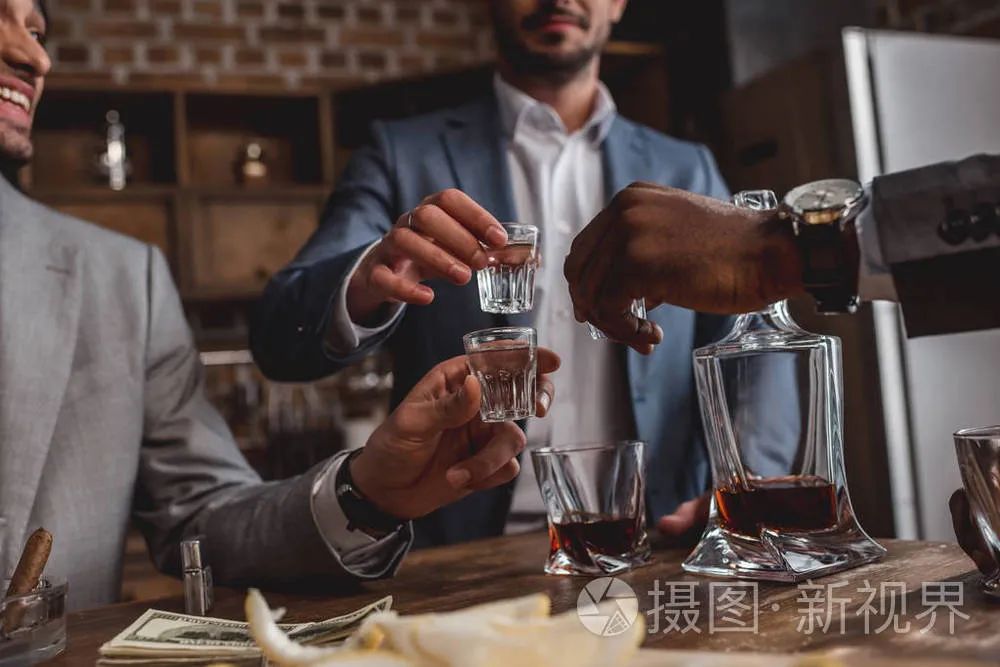 生活從未容易，我們只是在酒中變得更加堅(jiān)強(qiáng).