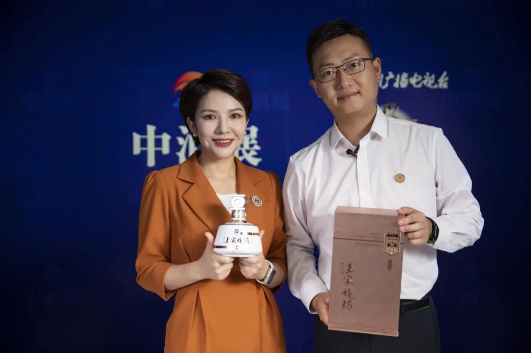 百年黔莊做客《賴卓看醬酒》直播間，講述品牌