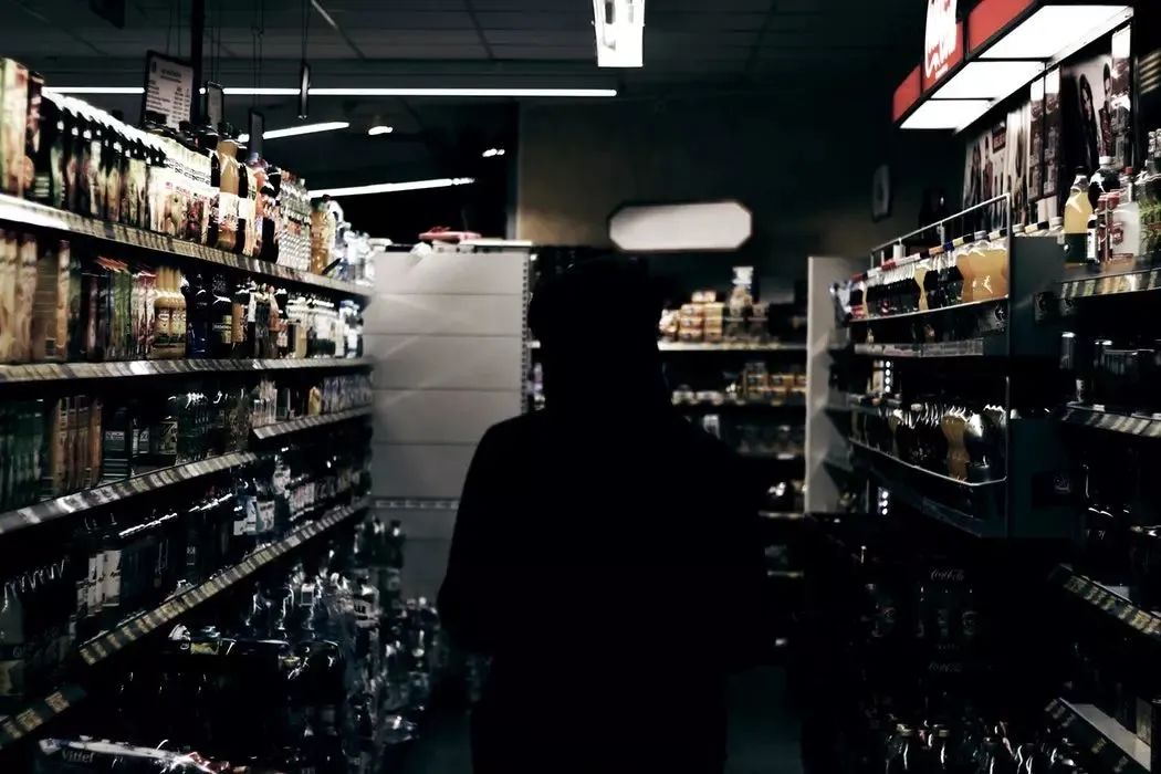 假酒案頻發(fā)！中秋節(jié)買酒最好找熟人，看了這些